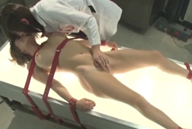 Медсестра с членом проводит испытание девушки-робота